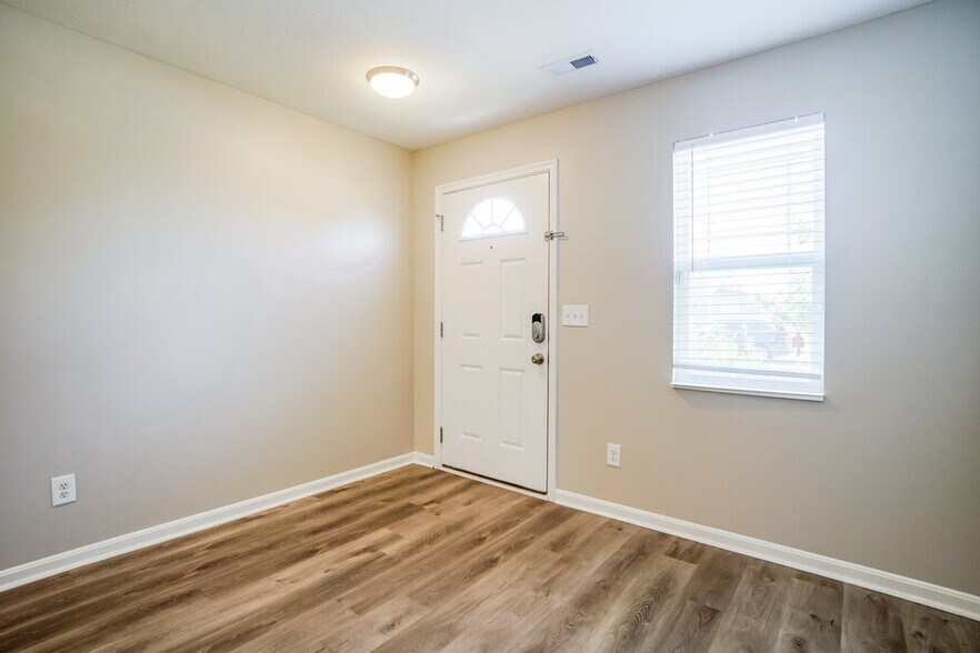Building Photo - 7500 Willow Leaf Dr