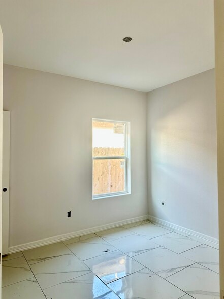 Building Photo - 1006 Escondido Ln E