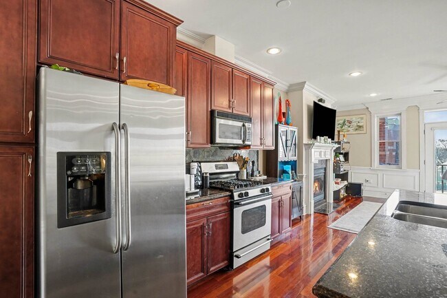 Building Photo - 2222 W Belmont Ave