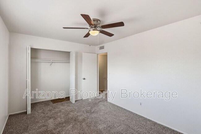 Building Photo - 245 E Vine Cir