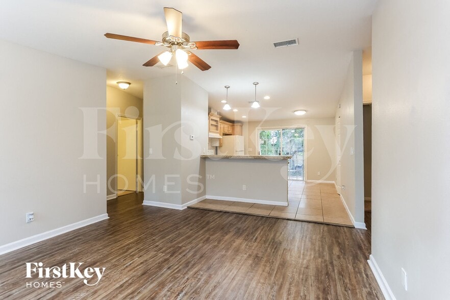 Building Photo - 805 35th Ave S