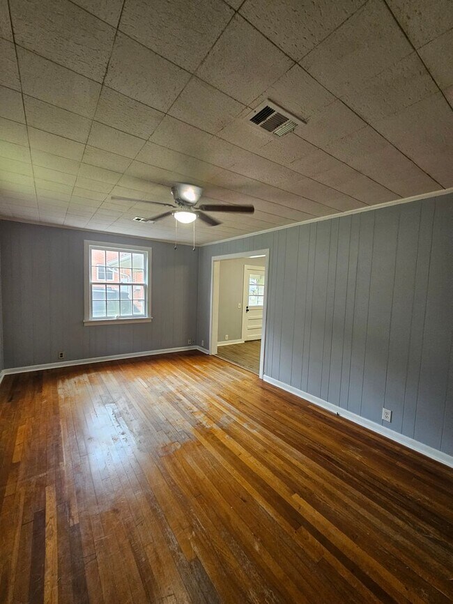 Building Photo - Home in Malvern