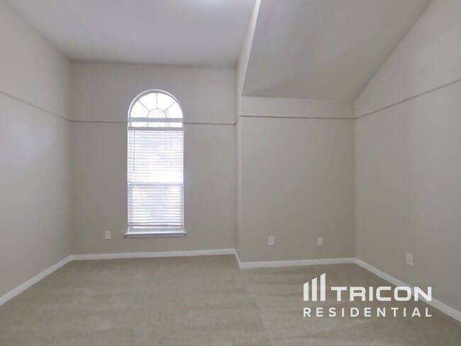Building Photo - 352 Meadow Park