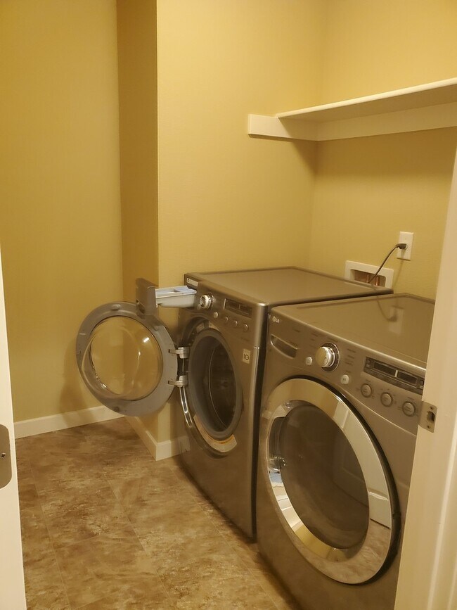 Building Photo - Beautiful townhome in perfect location!