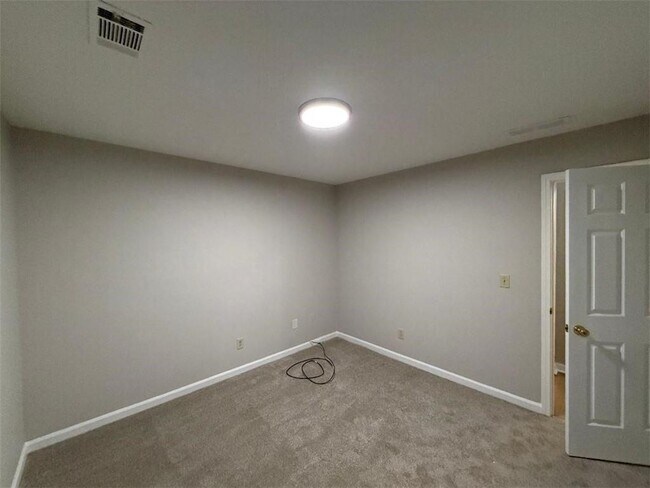 Building Photo - 65 Beaverdam Ct