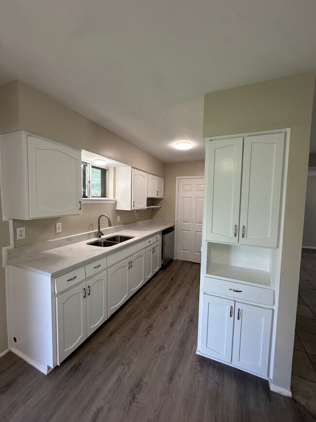 Building Photo - Freshly updated and Move in ready!
