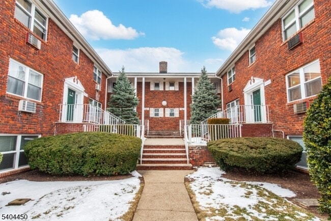 Building Photo - 191 N Beverwyck Rd