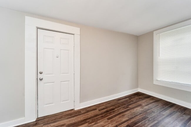 Building Photo - Cozy, Stylish, and Newly Renovated in the ...