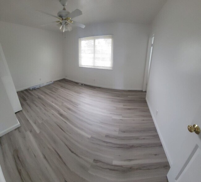 Building Photo - For Rent 3 bed 3 bath Plus 4th room or Off...