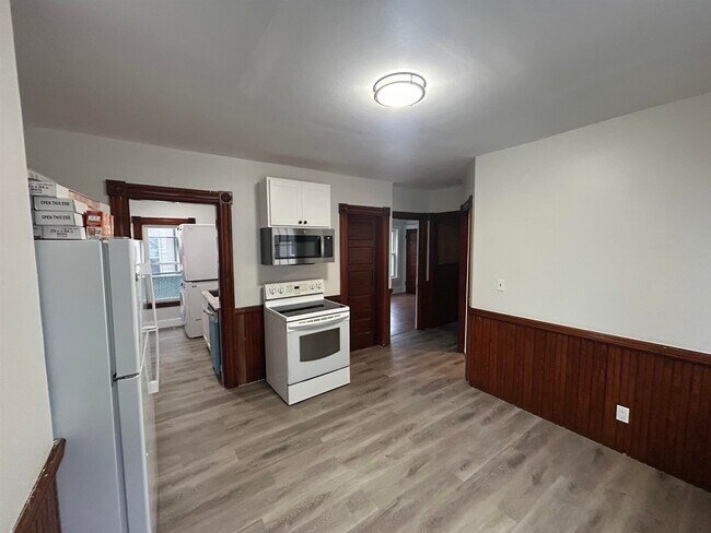 Building Photo - 6 1/2 Holmes St