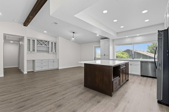 Building Photo - 5113 Loyola Ln