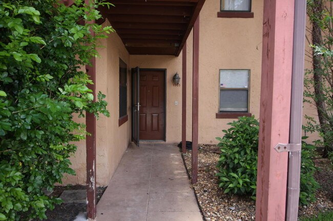 Building Photo - 1303 Lakeview Dr E