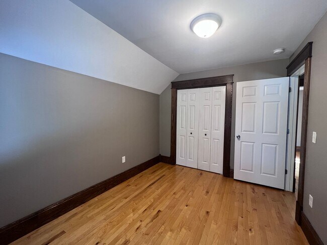 Building Photo - Three Bedroom Single Family Home - Close to everything!