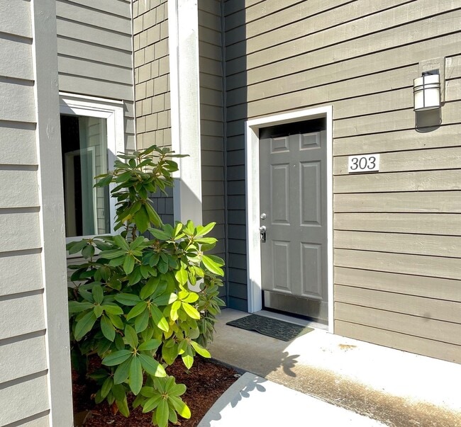 Building Photo - Charming Lake Oswego Unit in Oswego Bay Co...