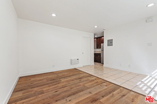 Building Photo - 2400 Vanderbilt Ln