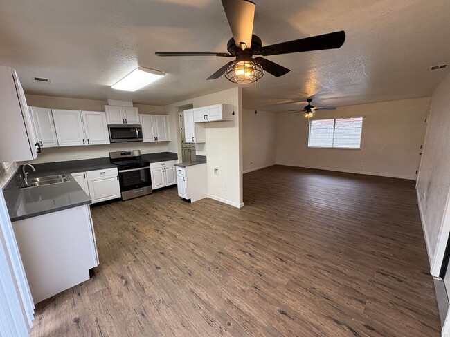 Building Photo - Newly remodeled Home Available Now!