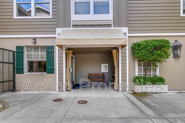 Building Photo - 2160 Santa Cruz Ave