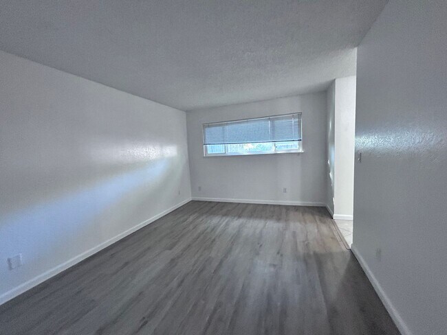 Building Photo - 6864-6866 Trovita Way