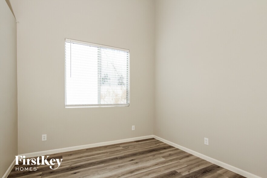Building Photo - 3949 N 111th Dr