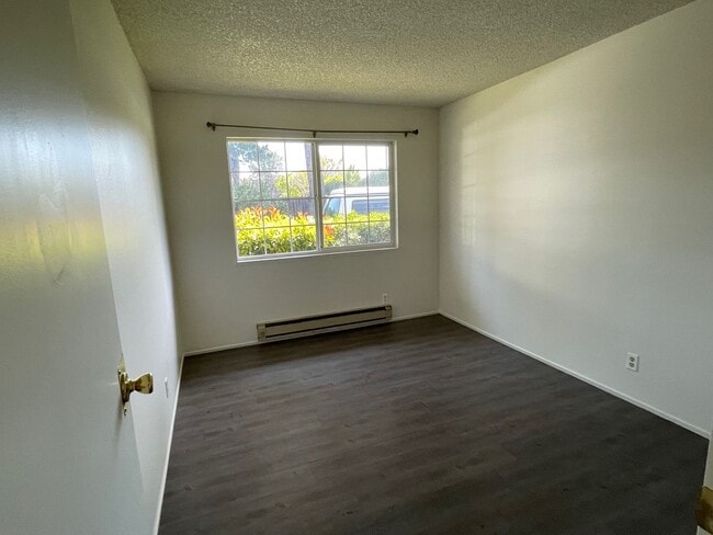 Building Photo - Spacious 2 Bedroom, 1 Bath Apartment w/ 1 Car Covered parking and onsite laundry