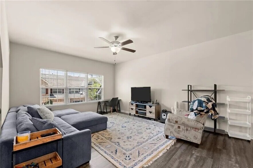 Building Photo - Room in Townhome on Chatham Ridge Dr