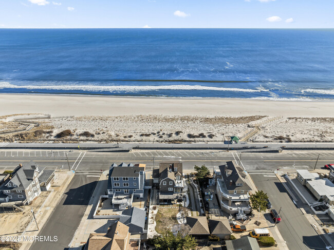 Building Photo - 809 S Ocean Ave