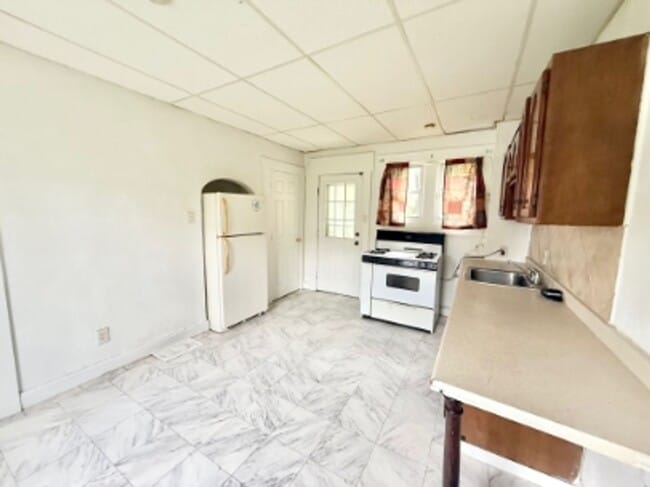 Building Photo - 877 Vankirk St