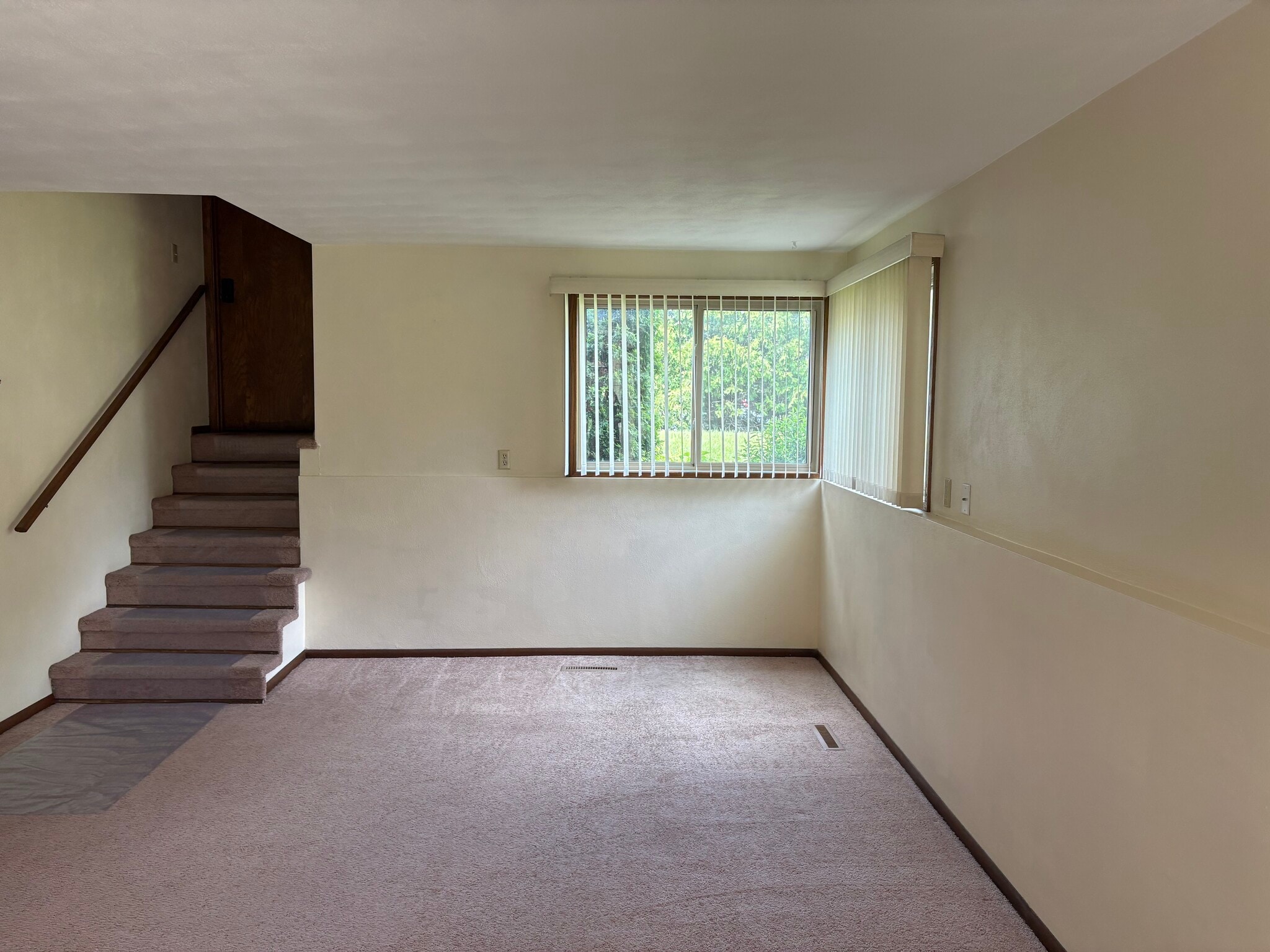 Living area - 2033 Greenwood Dr