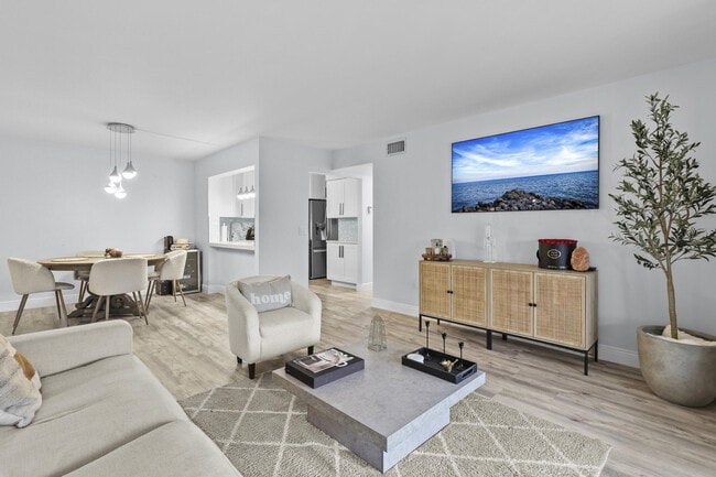 Building Photo - 629 Sea Pine Way