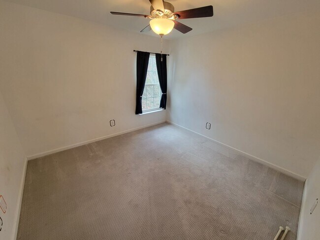 Building Photo - 4 Bedroom, 2.5 Bath Home Available in Hammett Grove Neighborhood