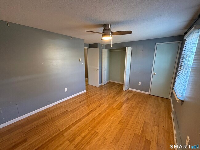 Building Photo - 13 Lakeside Dr