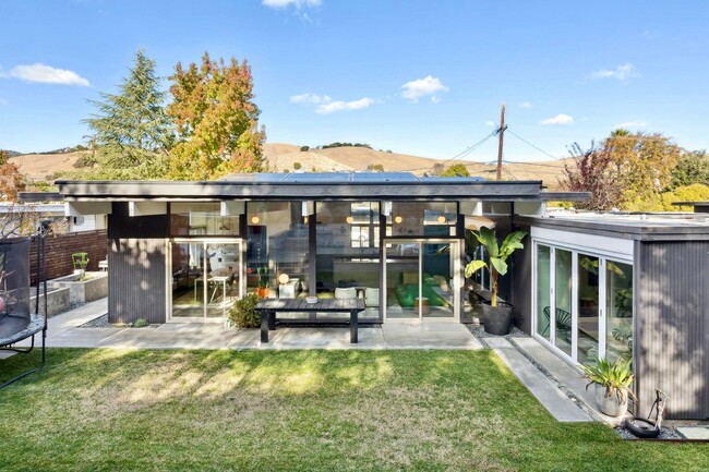 Building Photo - Mid Century Dream Home