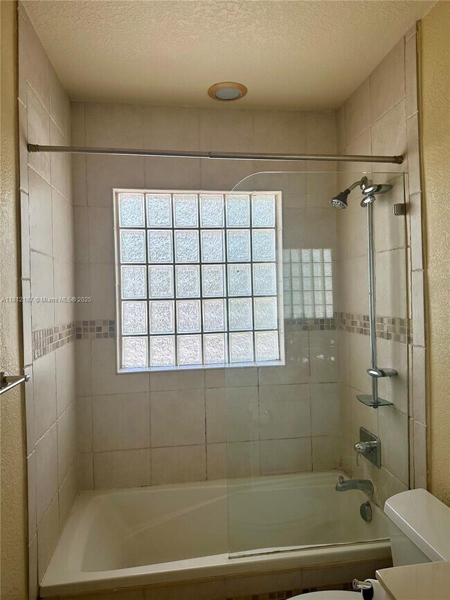 Building Photo - 1423 Holly Heights Dr