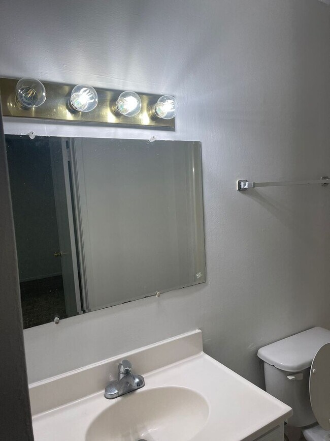 Building Photo - Modern 2-Bed, 1-Bath Oasis with Central Ai...