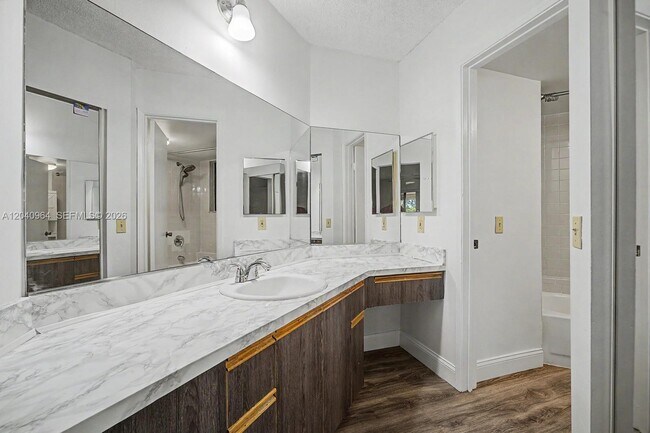 Building Photo - 15575 N Miami Lakeway