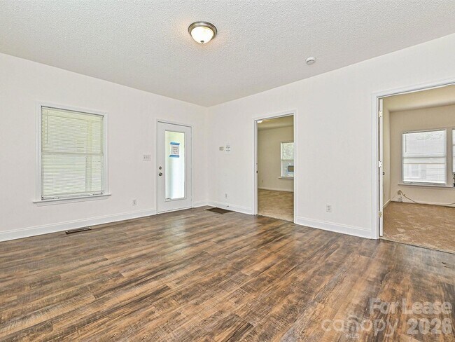 Building Photo - 610 N Pear St