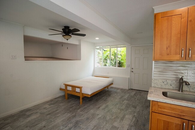 Building Photo - Charming Palolo Studio