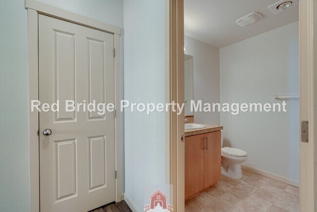 Building Photo - 10834 NE Holly St