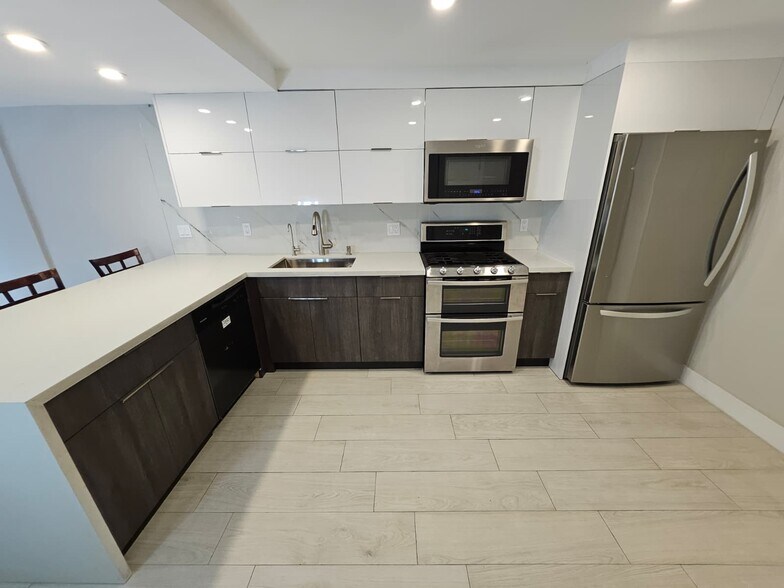 Building Photo - 6707 N Kendall Dr