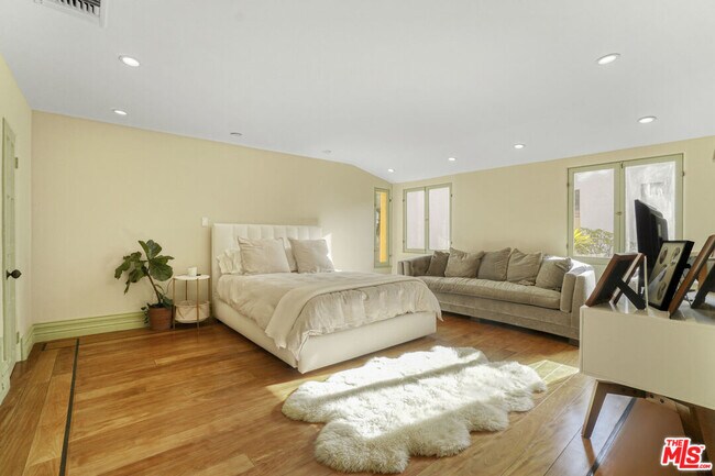 Building Photo - 707 N Bedford Dr