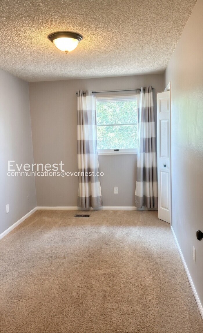 Building Photo - 1808 Riverview Dr