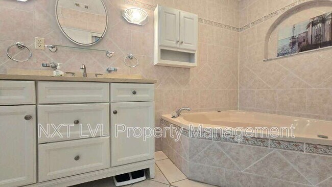 Building Photo - 4123 SW 21st Pl