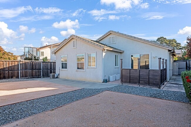 Building Photo - 533 Channel Ct