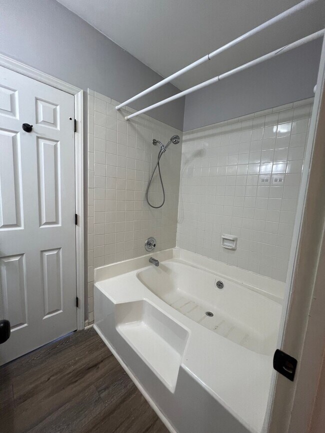 Building Photo - Charming 2-Bedroom in a Highly Sought-Afte...