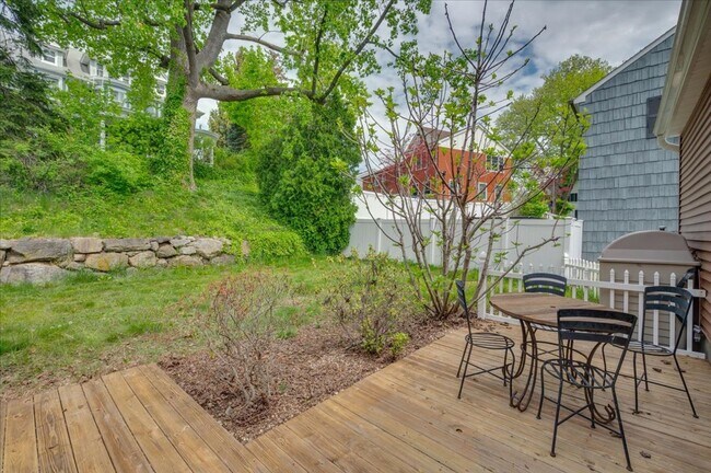 Building Photo - Heathcote Hill neighborhood 3 Bedroom 2 Ba...