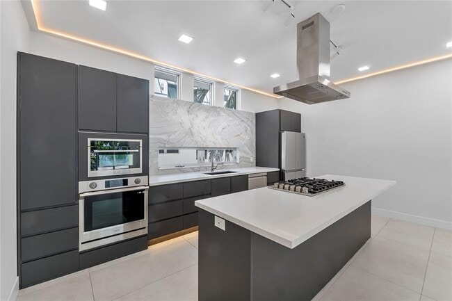 Building Photo - 3270 NE 15th St