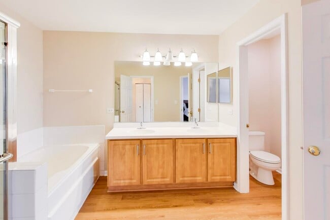 Building Photo - 3357 Ravinia Cir