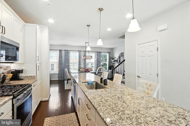 Building Photo - 7204 Barrberry Ln