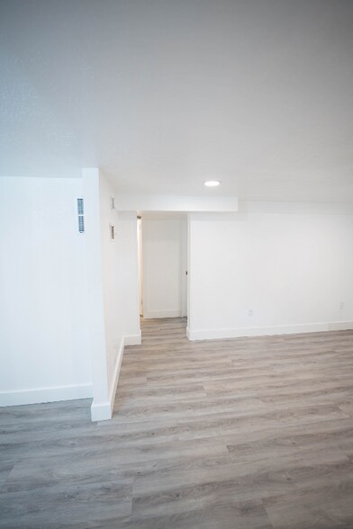 Building Photo - 2550 Highland Dr