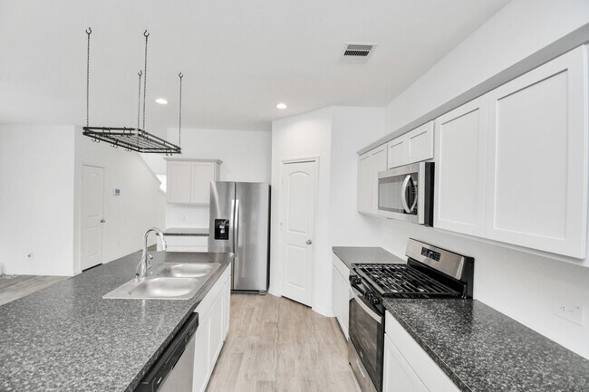 Building Photo - 5443 Pinetree Cres Ln